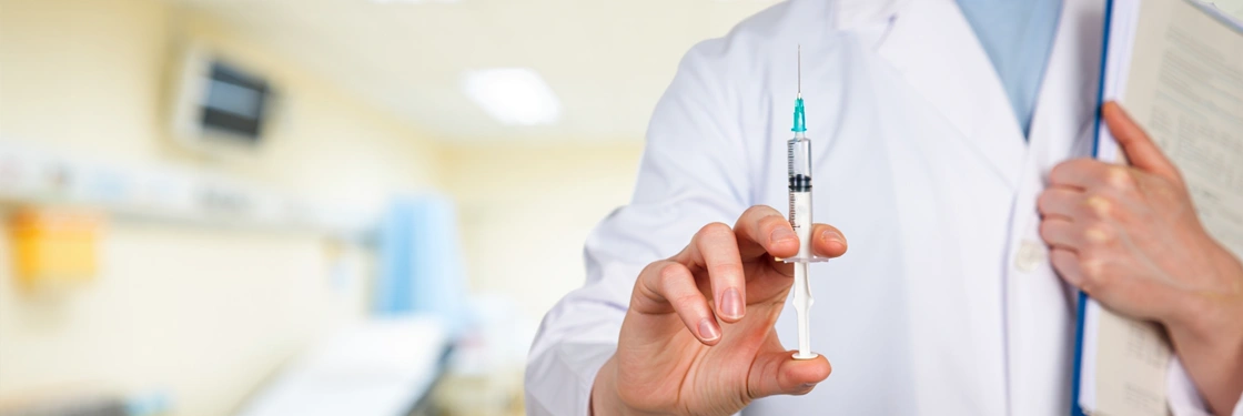 Врач держит шприц с препаратом для кодировки
